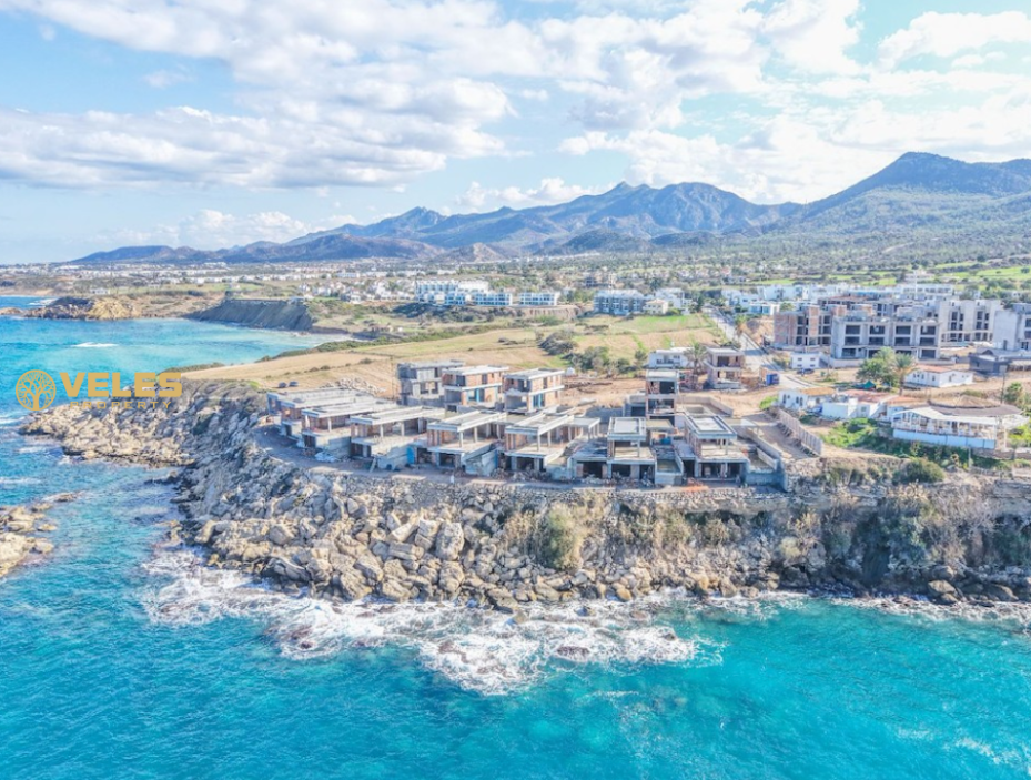 Комплекс расположен в живописном районе Татлысу, на возвышенности с панорамным видом на море и горы. Из локации открывается потрясающий вид на закат над морем. Район отличается спокойной атмосферой и хорошей инфраструктурой.