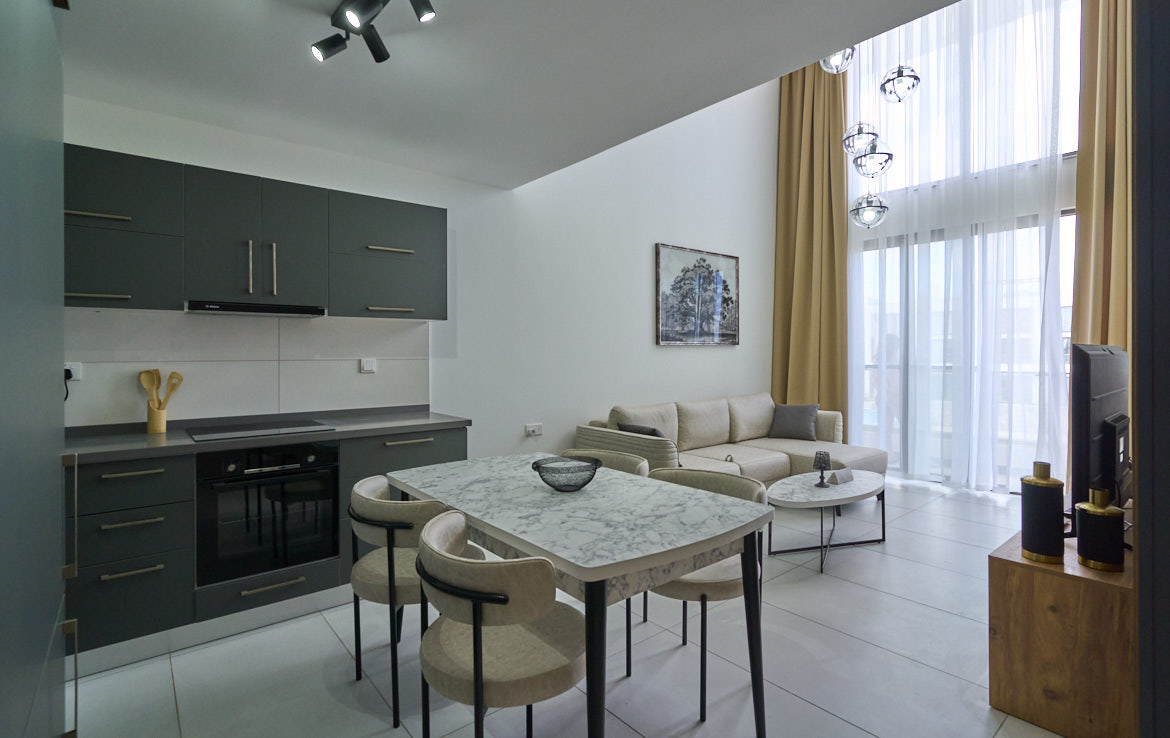 Застекленный лофт-пентхаус с мебелью в Эсентепе