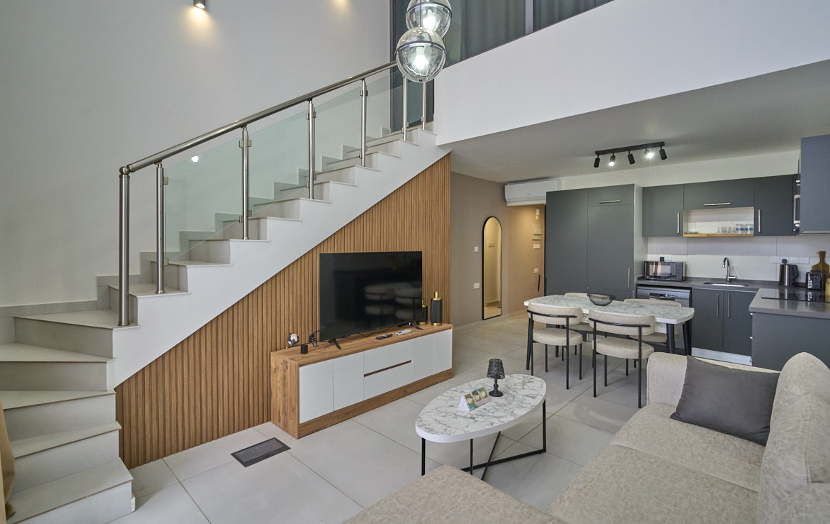 Застекленный лофт-пентхаус с мебелью в Эсентепе