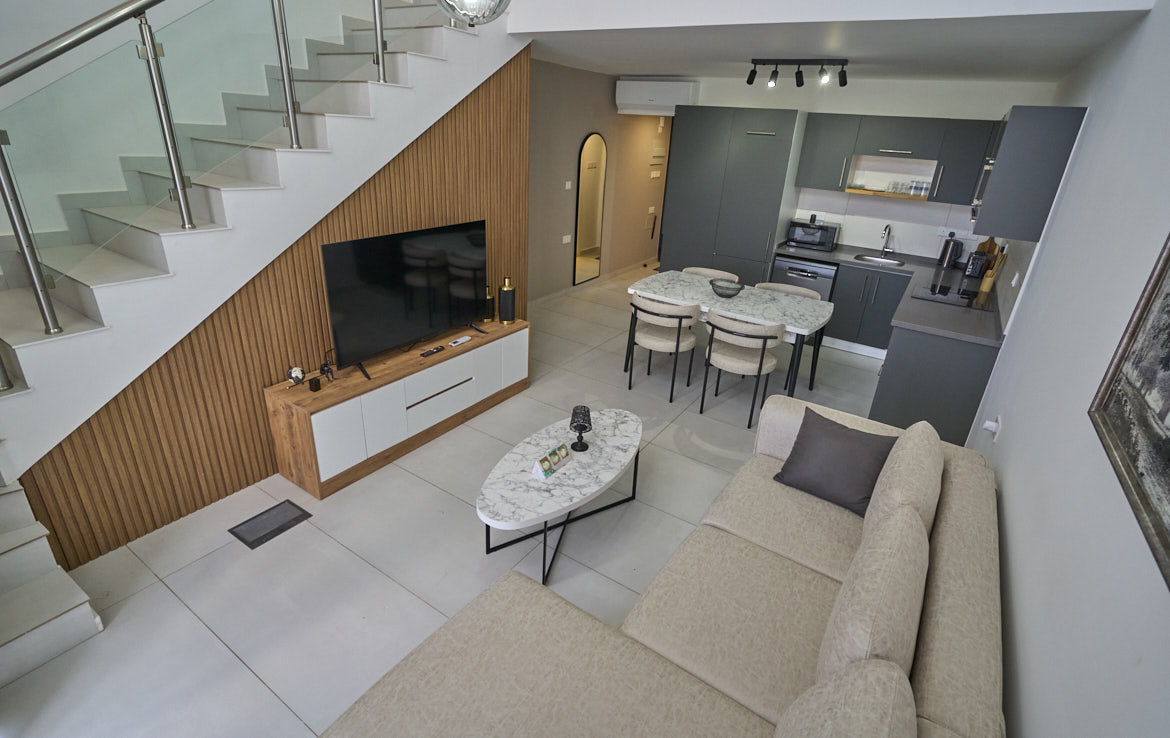 Застекленный лофт-пентхаус с мебелью в Эсентепе