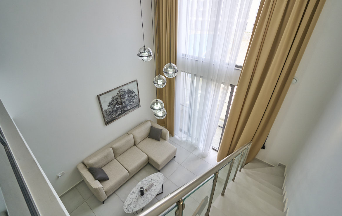 Застекленный лофт-пентхаус с мебелью в Эсентепе