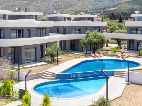 Проект JALISU (или OLIVE GARDEN) расположен в спокойном, уютном и живописном месте, Северного Кипра, посреди оливковых деревьев, всего в 500 метрах от моря, в городке под названием Лапта. 