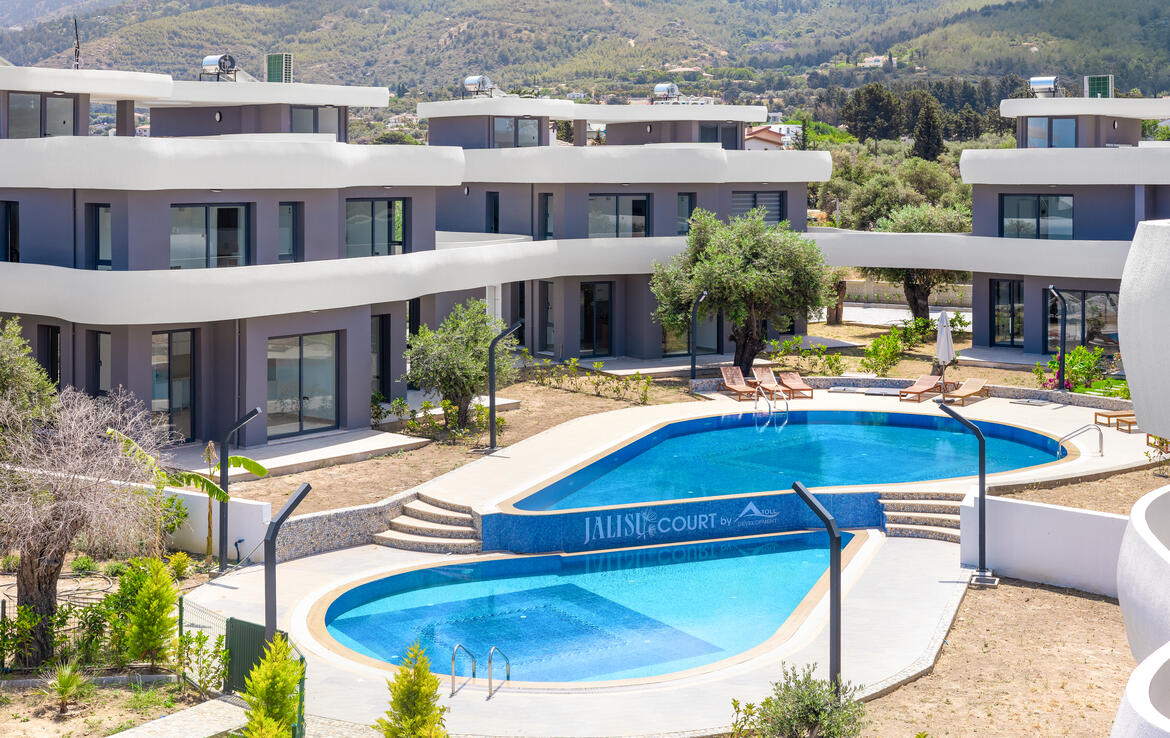 Проект JALISU (или OLIVE GARDEN) расположен в спокойном, уютном и живописном месте, Северного Кипра, посреди оливковых деревьев, всего в 500 метрах от моря, в городке под названием Лапта. 